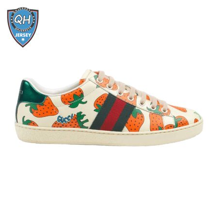 GUCCI ACE LEATHER SNEAKER WITH GUCCI STRAWBERRY PRINT - GC10